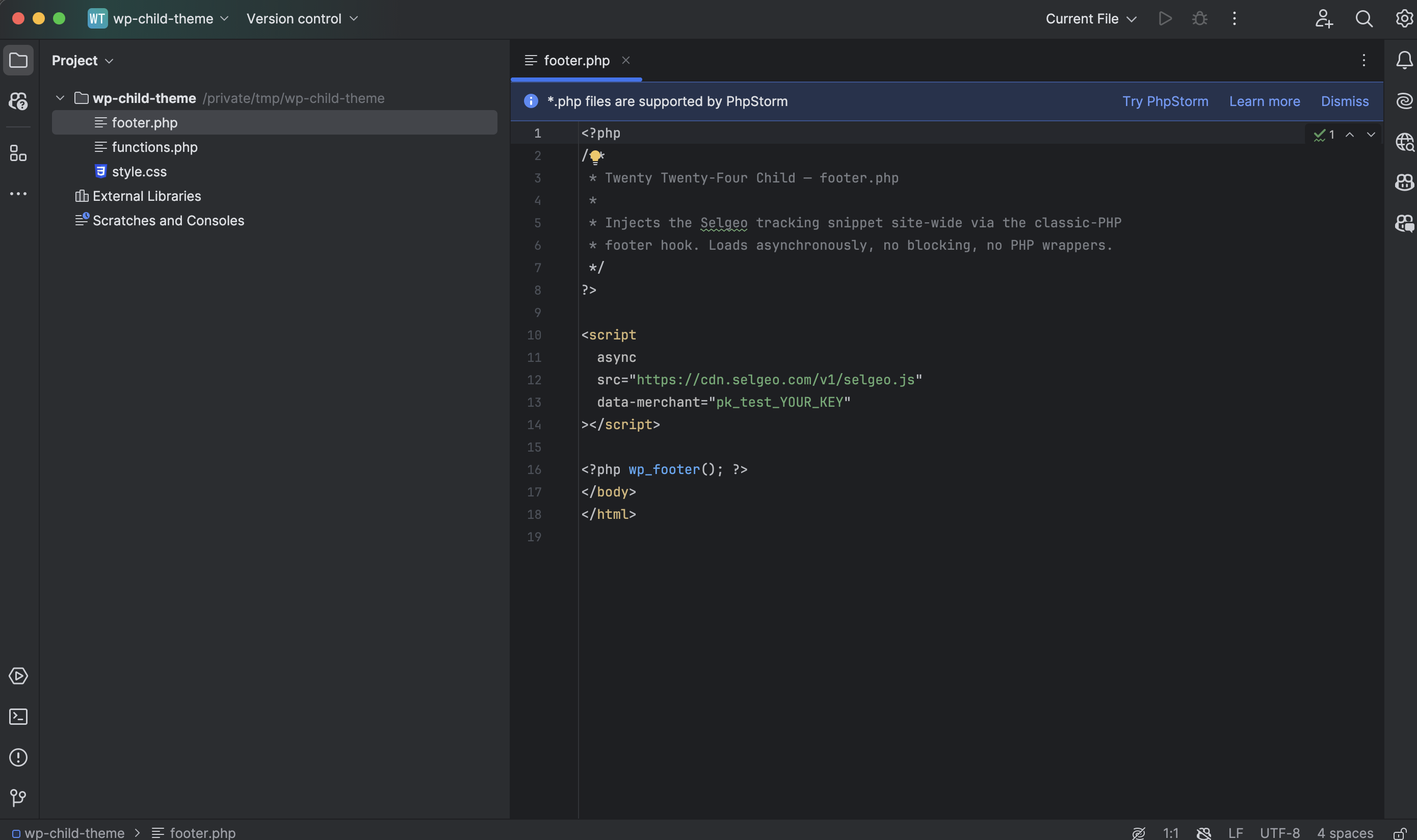 footer.php en un tema hijo con el bloque script de Selgeo insertado encima de wp_footer